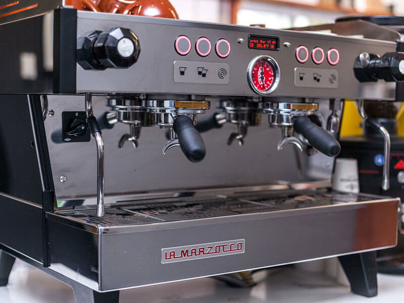 Posteridad regimiento solo Características de las máquinas de espresso profesional